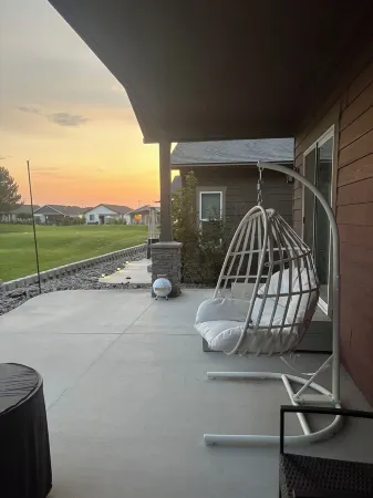 3-bedroom house in charming Moses Lake with AC, fitness room, WiFi