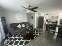 Old Town Modern 2bed/1bath home with patio & yard 포커텔로 호텔