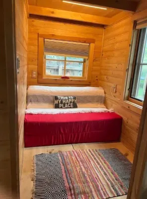 The Gypsy Getaway a Tiny House Retreat Hotel dekat Caribou Ranch Open Space Parking & Trailhead