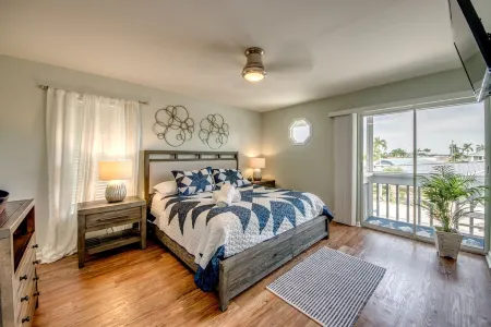 Tropical Oasis Pool Kayak Bikes fish from dock Отели в г. Matlacha