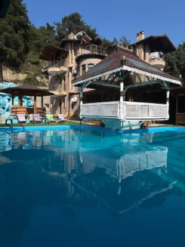 แกรนด์ อาห์ตามาร์ โรงแรมใน