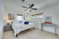 Blue Seahorse Beach cottage, Private backyard, free parking, steps from the sand