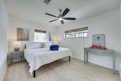 Blue Seahorse Beach cottage, Private backyard, free parking, steps from the sand