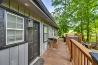 Luxury Cabin, King Bed, Hot Tub Minutes from Alpine Helen sits on 40 acres.