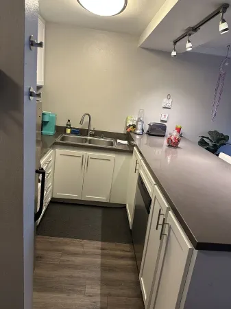 Charming studio apartment in lovely Burbank with WiFi, on-site fitness room Отели в г. Бербанк