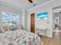 5 Bedrooms, Pool/Spa Heated, Bikes, Kayaks, Game Room, Elevator, Deep 75' Dock. Hotels in Key Colony Beach