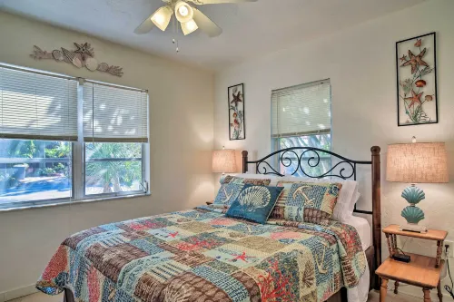 Walk to Beach Pet-Friendly Treasure Island Home - Homestays