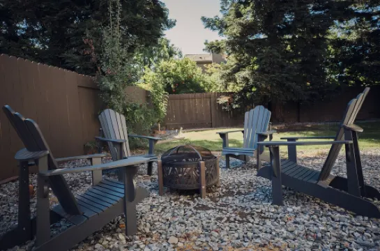 Travelers Dream! Large Home, Huge Yard, Style & Comfort