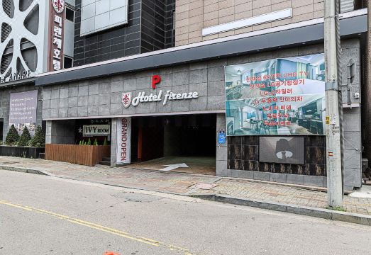 주차 및 외관 사진