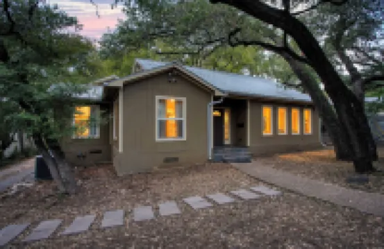 Sleeps 18! Game Room, Deck w/ Firepit, 5Bdr, Casita Cedar & Stone by Avantstay