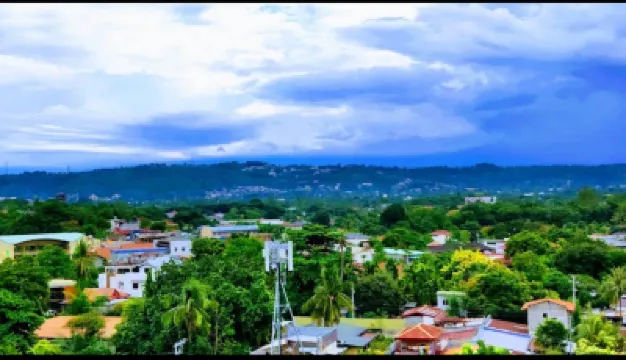 Spacious Central Davao City Getaway - Spacious Apartment with Shared Pool 酒店