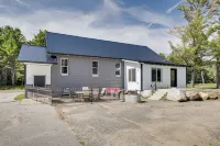 'the Townhall' Northwoods Retreat w/ Large Patio! - 2-Sterne