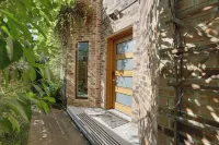 Near NRG! Cozy + Private Houston Home w/ Garden