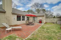 2 Mi to Beach: Charming Cape Cod Home w/ Patio! - Parkering