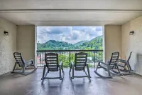 Steps to Eats & Shops! Stylish Gatlinburg Condo - Homestays