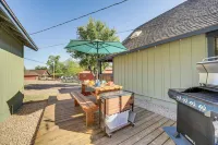 Pine Cabin w/ Fire Pit & Gazebo - Steps to Trails - 3 tähden