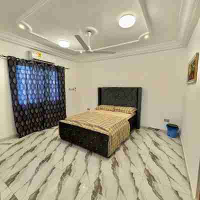 Charming 2 Bedroom House in Vibrant Ablekuma Olebu Rooms