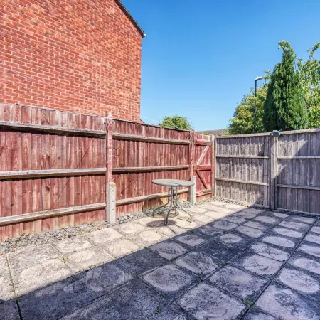 Cozy 3 bedroom house with free parking and near hospital