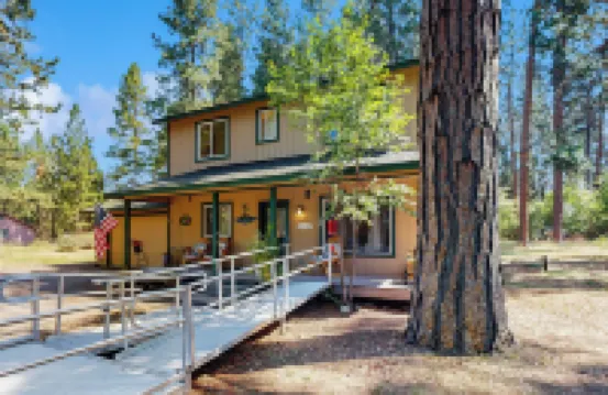 3BR House w/ Lake Views, Full Kitchen, A/C & Wifi