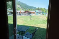Icicle Village Resort - Mountain view