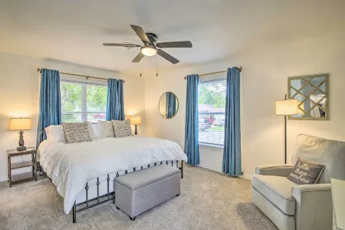 1 Mi to Main St: Brenham Retreat w/ Game Room - parking