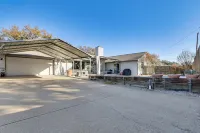 2 Mi to Galleria Dallas: Group Retreat w/ Yard!