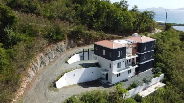 Genesis by AnRae / Luxury Escape / Near Beach/with Workspaces