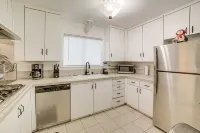 Elegant 5-Bedroom Riverside home with BBQ, AC, WiFi, Fitness, amenities and more