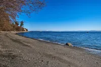 Puget Sound Escape Private Beach and Oversized Deck