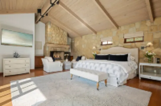 Luxurious Pool and Mountain Views - Stunning Retreat