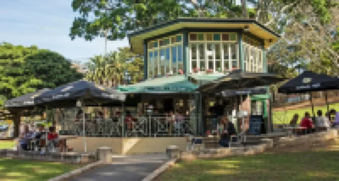 Inner-City Apartment Minutes Walk to Dining Hubs