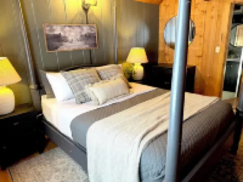 Black Dog Lodge - Ski Chalet centered between Okemo and Killington Mt.