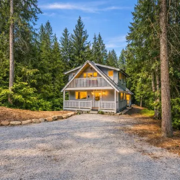 Chiwawa River Chalet 3 Bedroom Home by NW Comfy Cabins by RedAwning