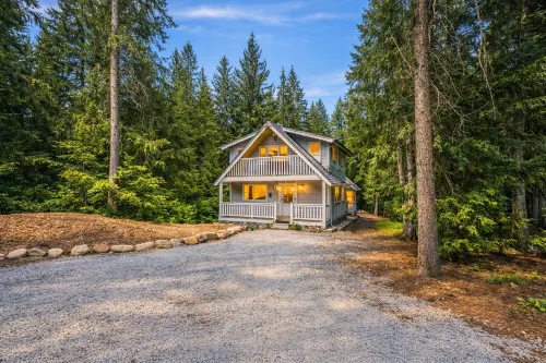 Chiwawa River Chalet 3 Bedroom Home by NW Comfy Cabins by RedAwning