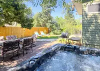 Pikes Peak Views + Hot Tub + Downtown in 2 Minutes