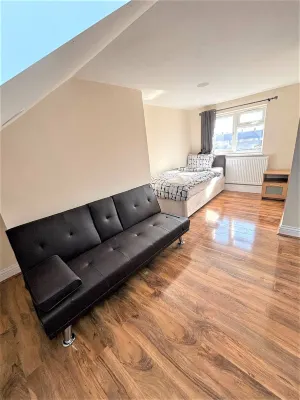 Large & Cozy 5-bed House in a Quiet Dagenham Area - 3-Star