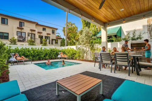 Luxury Paradise Walk to Las Olas -5 Mins to Beach - Jacuzzi