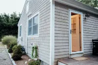 Modern Cape Cod Cottage Close to Everything - outdoor shower!