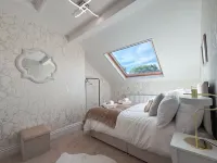6 Bedroom Victorian Townhouse in Central Harrogate - مطابخ