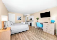 Gold Coast Inn ⁀➷ Breathtaking Sunsets ➠ Standard Lake View Room ➠ 106 - Wi-Fi