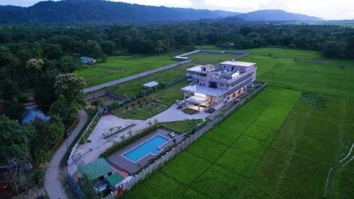 Finn's Weaver Resort, Kaziranga - piscina