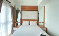 Monochrome Studio Room at Taman Melati Jatinangor Apartment by Travelio - 泳池