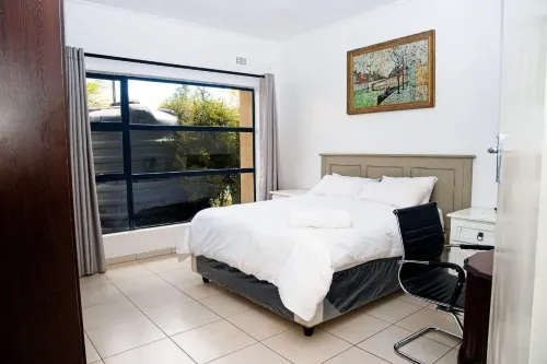 Stylish 2 Bed Marlborough Garden Apartment - 2388 - Condos