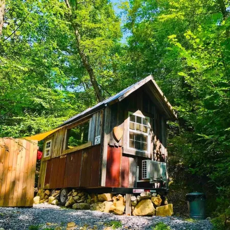 Cozy Beavercreek Cabin Retreat – Smoky Mountain Serenity Awaits!