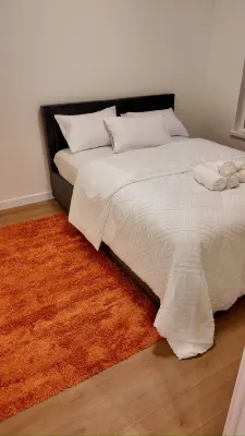 Modern Retreat in Surrey Stylish Apartment with Full Accessibility - badewanne