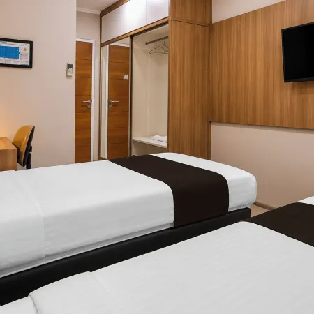 Townhouse Oak Hotel Damar Kurung Hotels in Gresik