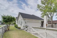 Walkable Rose District Retreat! 15 Mi to Tulsa - Homestays