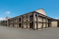 Red Roof Inn Crossville - parking