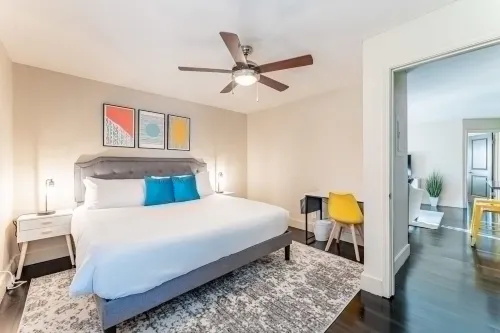 Charming 2BR King Beds Suite Next to DT w Pool -  Ferienwohnungen