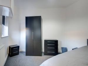 6 Bed Self Check-in House Barnsley Central